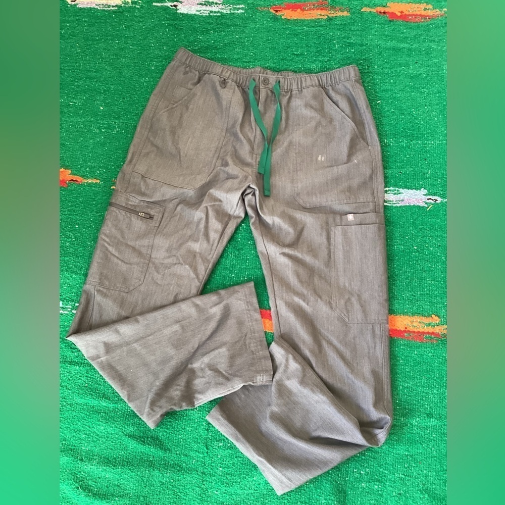 Figs Technical scrubs -SZ L
Waist 16”
Inseam 31”